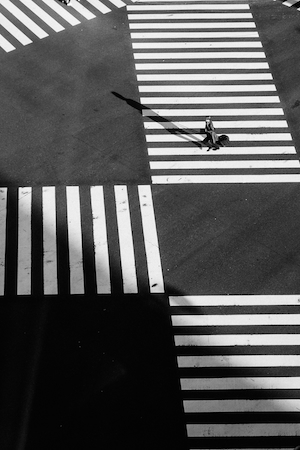 черно-белая фотография пешеходных переходов 
