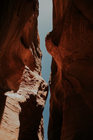 красные скалы каньона, небо 