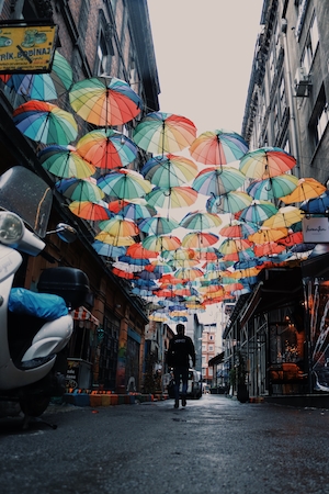улица с цветными зонтиками 