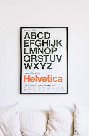 постер на белой стене, шрифт Helvetica 