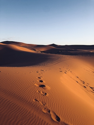 песчаная дюна, пески в пустыне, пейзаж в пустыне, следы на песке 
