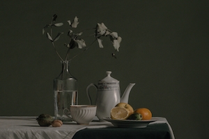 натюрморт, чайник, чашка, графин с водой и фрукты 