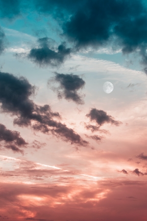 небо во время заката, луна и облака 