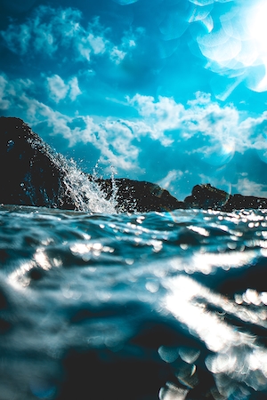 поверхность воды в маленьких волнах, отражает свет, море под светом солнца 