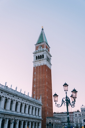 Башня венецианского здания 