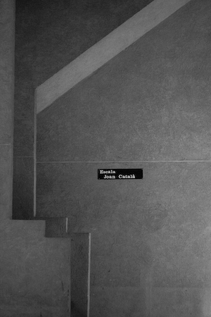 Чистое пространство, черно-белая фотография серой стены с черной табличкой 