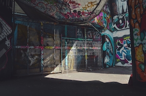 граффити на стенах заброшенного здания 