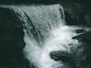 Вода, бьющаяся о камни, водопад 