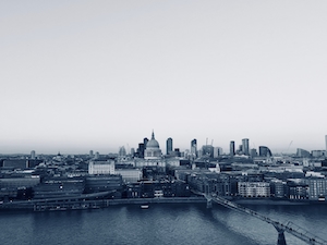 панорама современного города, черно-белое фото 