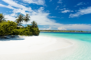 остров в бирюзовом море, белый песок и пальмы 