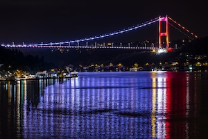 Светящийся ночью мост, Стамбул, Турция 