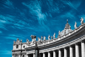 Вид на Собор Святого Петра снизу, колонны,
 голубое небо 