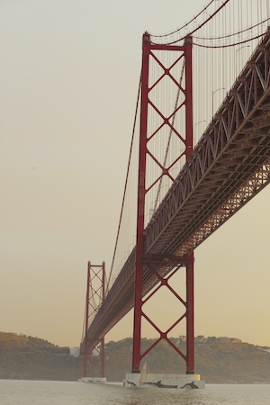 Красный мост вид с воды на закате 