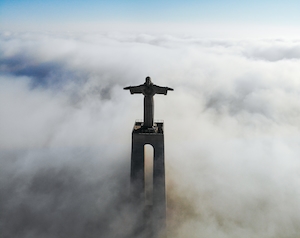
Статуя Иисуса Христа в Лиссабоне над облаками 