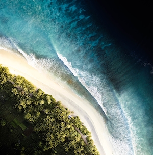 фото морского побережья с песчаным пляжем с высоты 