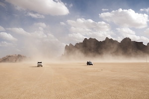 пески в пустыне, пейзаж в пустыне, песчаные карьеры, скалы из песчаника, машины едут по песку 