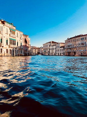 Канал в венеции днем, здания на воде 