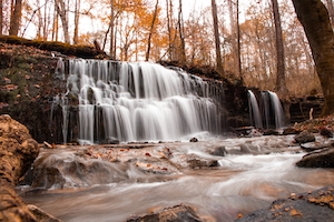 Красивые водопады, комплекс каскадных водопадов в осеннем лесу 
