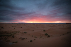 Солнечный луч пустыни, песчаная дюна, пески в пустыне, пейзаж в пустыне на закате 