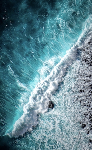водная поверхность без бликов, текстура воды, волны на пляже, морская пена, фото моря сверху 