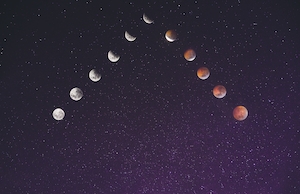 фото разных фаз луны на фиолетовом звездном фоне 