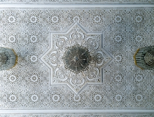 Штукатурка, белый геометрический принт, геометрический узор, декор потолка 