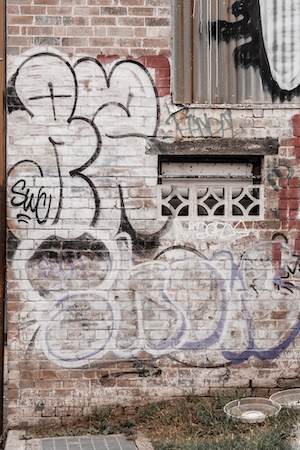 граффити на кирпичной стене 