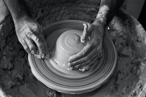 руки формируют глиняное изделие на гончарном Круге, черно-белый снимок 