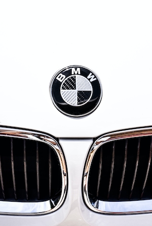 Белый БМВ, логотип.
