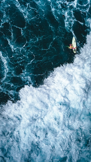 морские волны с высоты, фото сверху, морская пена, лодка в воде 