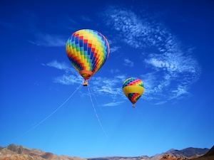 Красочные воздушные шары в полете