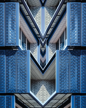 Синяя геометрическая архитектура 