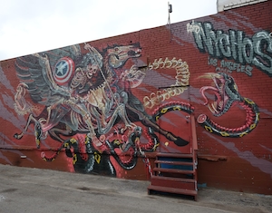граффити с персонажами Марвел на красной стене 