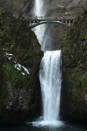 большой водопад, высокая отвесная скала, мост над водопадом 