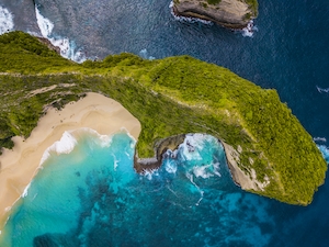 остров в бирюзовом море, белый песок и пальмы, фото сверху 