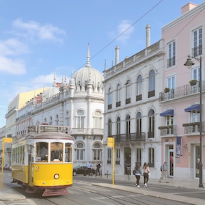
Трамвай проезжает мимо пешеходов мимо сада Принсипи-Реал, Лиссабон, Португалия.