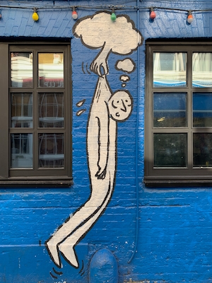 граффити облако и человек на синем фоне 
