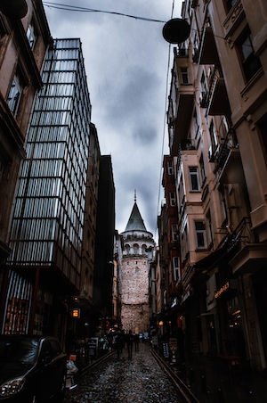 Улица, которая ведет к галатской башне в Стамбуле