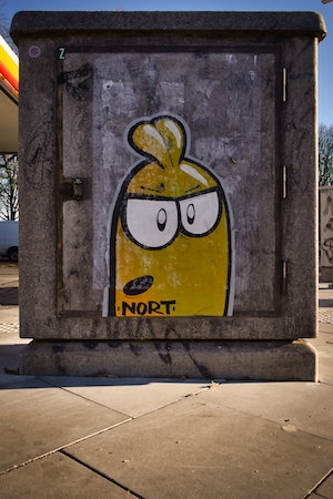 граффити с персонажами на стене небольшого здания 