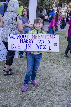 маленькая девочка на митинге в поддержку феминизма с плакатом 