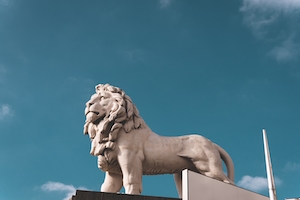 статуя льва на фоне неба 
