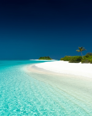 остров в океане, белый песок в бирюзовом море 