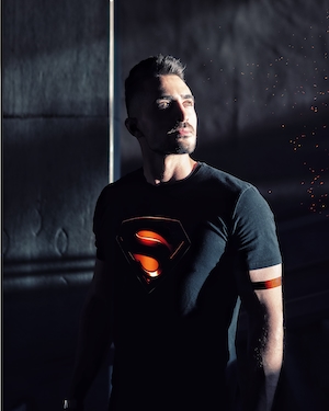 парень в футболке супермэна