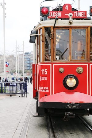 красный трамвай в Стамбуле 