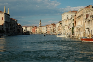 Канал в Венеции днем