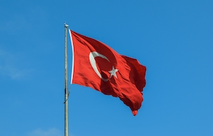 Турецкий флаг в небе 