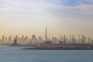 панорама Дубая, дымка 