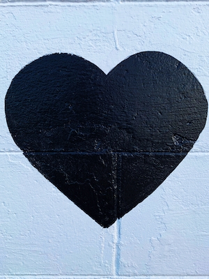 черное сердце на белой стене 