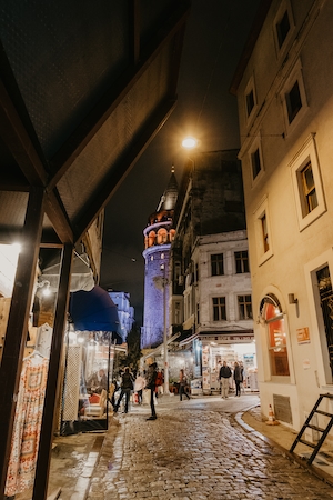 светящаяся галльская башня ночью, улочки Стамбула 
