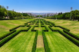 Парк Эдуарда VII в жаркий солнечный день в Лиссабоне, Португалия.